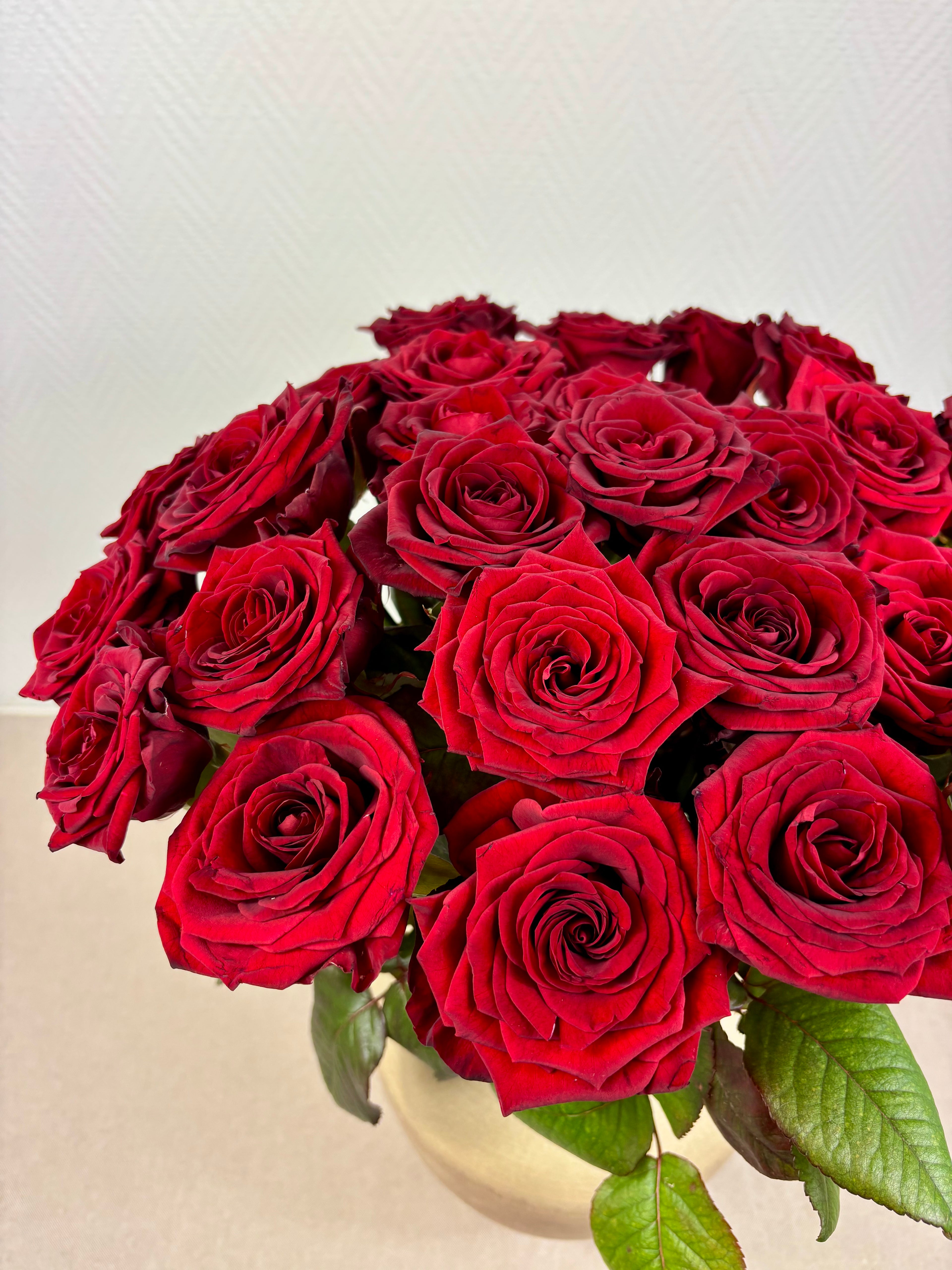 Gros plan bouquet de 10 roses Red Naomi roues veloutées