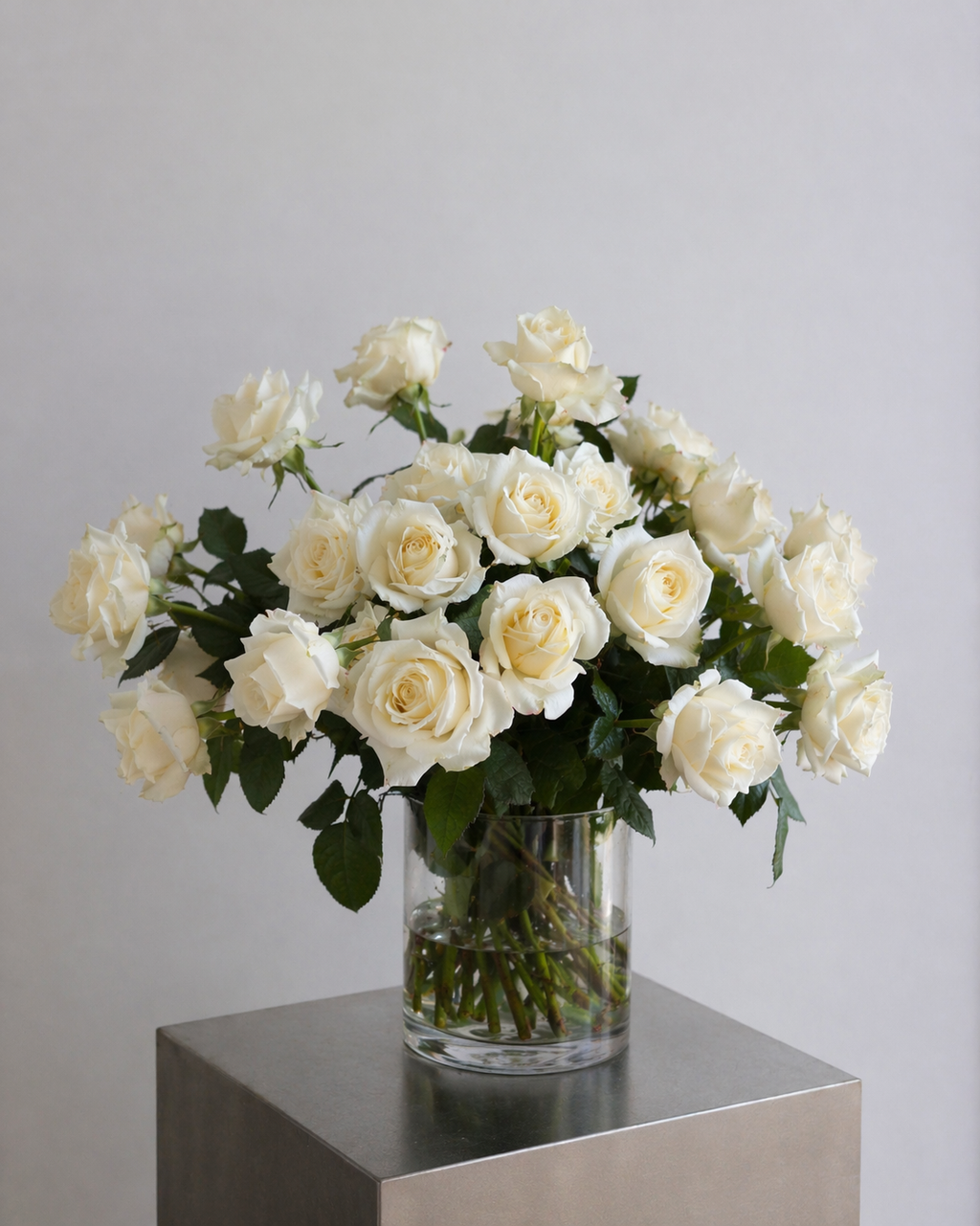 Bouquet de 10 roses blanches Avalanche 70 cm dans un vase en verre